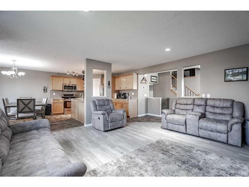 970 Reunion Gateway Nw, Airdrie, AB - Indoor Photo Showing Living Room