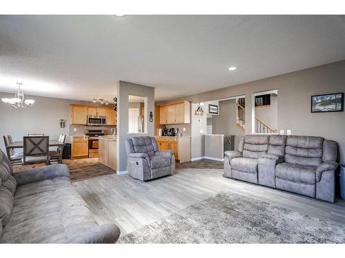 970 Reunion Gateway Nw, Airdrie, AB - Indoor Photo Showing Living Room