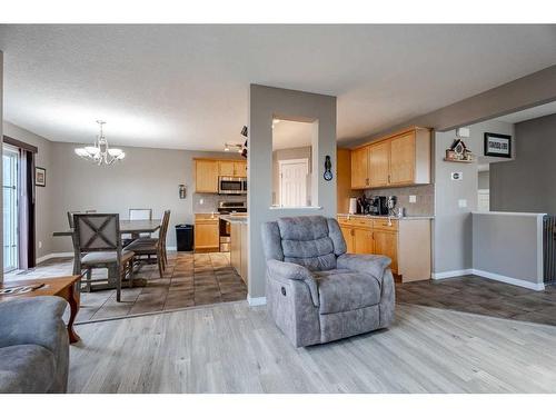 970 Reunion Gateway Nw, Airdrie, AB - Indoor Photo Showing Living Room