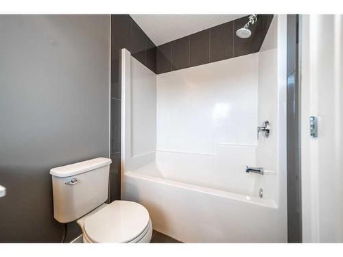 27-111 Rainbow Falls Gate, Chestermere, AB - Indoor Photo Showing Bathroom