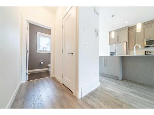 27-111 Rainbow Falls Gate, Chestermere, AB - Indoor Photo Showing Kitchen