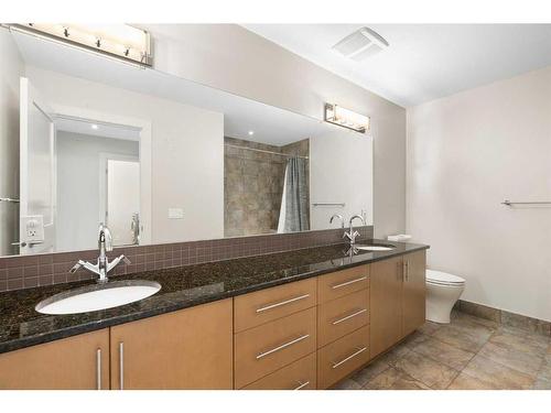 2138 30 Avenue Sw, Calgary, AB - Indoor Photo Showing Bathroom