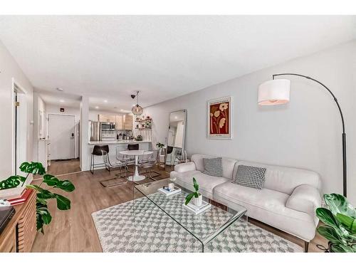 215-2204 1 Street Sw, Calgary, AB - Indoor Photo Showing Living Room