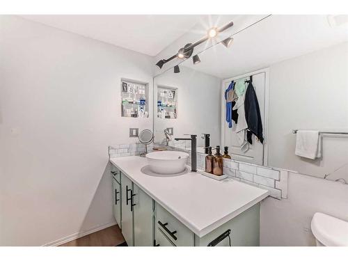 215-2204 1 Street Sw, Calgary, AB - Indoor Photo Showing Bathroom