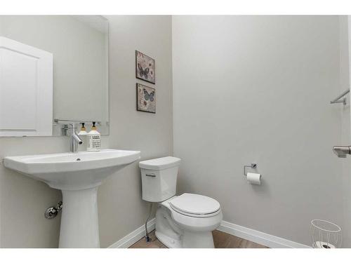 26 Marquis Heights Se, Calgary, AB - Indoor Photo Showing Bathroom