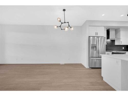 364 Hotchkiss Drive Se, Calgary, AB - Indoor Photo Showing Kitchen