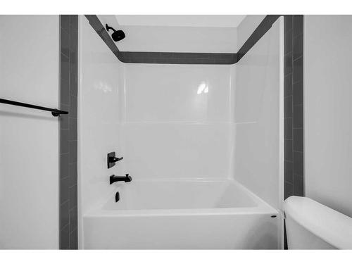 364 Hotchkiss Drive Se, Calgary, AB - Indoor Photo Showing Bathroom