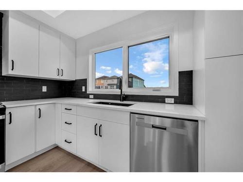 364 Hotchkiss Drive Se, Calgary, AB - Indoor Photo Showing Kitchen