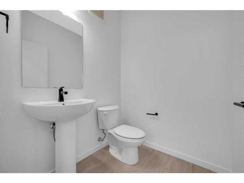 364 Hotchkiss Drive Se, Calgary, AB - Indoor Photo Showing Bathroom