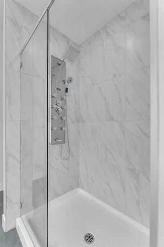 205 Kinniburgh Cove, Chestermere, AB - Indoor Photo Showing Bathroom