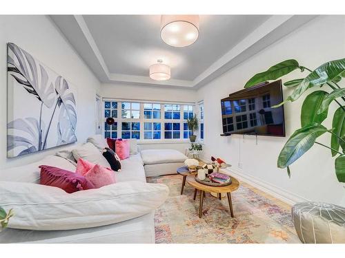 1920 31 Avenue Sw, Calgary, AB - Indoor Photo Showing Living Room