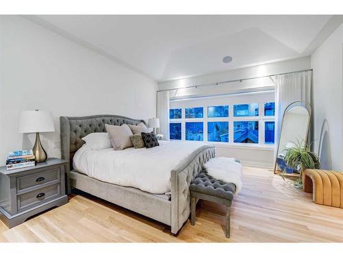 1920 31 Avenue Sw, Calgary, AB - Indoor Photo Showing Bedroom