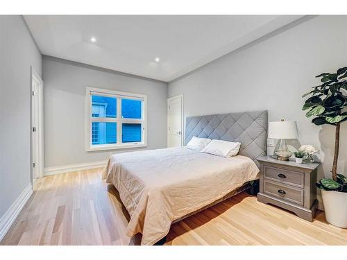 1920 31 Avenue Sw, Calgary, AB - Indoor Photo Showing Bedroom