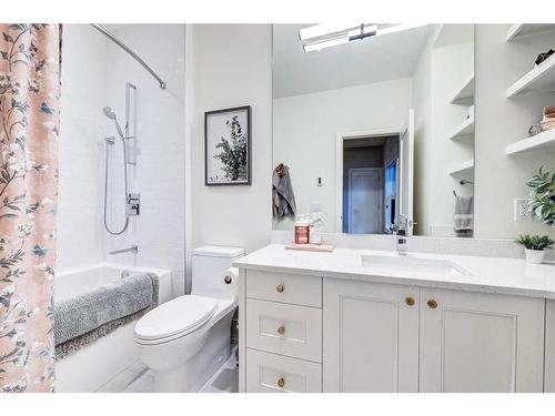 1920 31 Avenue Sw, Calgary, AB - Indoor Photo Showing Bathroom