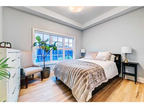 1920 31 Avenue Sw, Calgary, AB - Indoor Photo Showing Bedroom