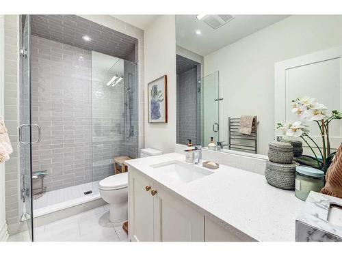 1920 31 Avenue Sw, Calgary, AB - Indoor Photo Showing Bathroom