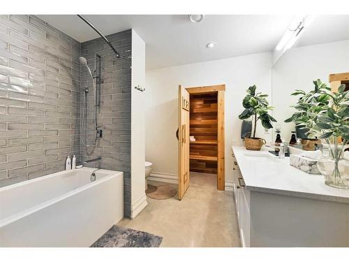 1920 31 Avenue Sw, Calgary, AB - Indoor Photo Showing Bathroom