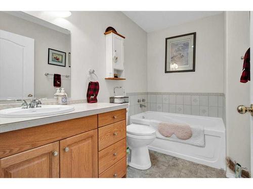 212 3Rd Avenue East, Hussar, AB - Indoor Photo Showing Bathroom