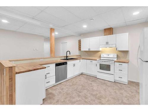 212 3Rd Avenue East, Hussar, AB - Indoor Photo Showing Kitchen With Double Sink