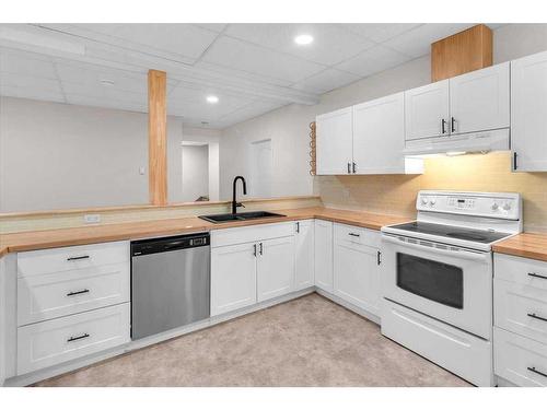 212 3Rd Avenue East, Hussar, AB - Indoor Photo Showing Kitchen With Double Sink