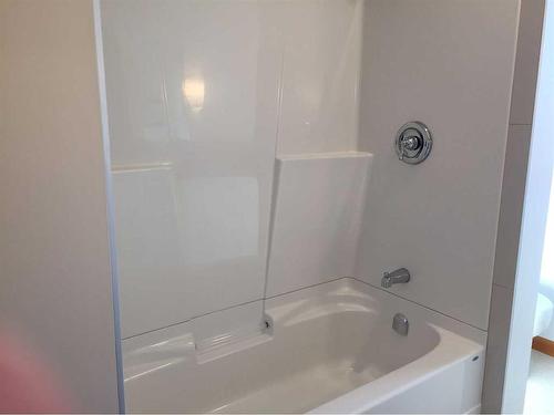 1135 Jamieson Avenue Ne, Calgary, AB - Indoor Photo Showing Bathroom