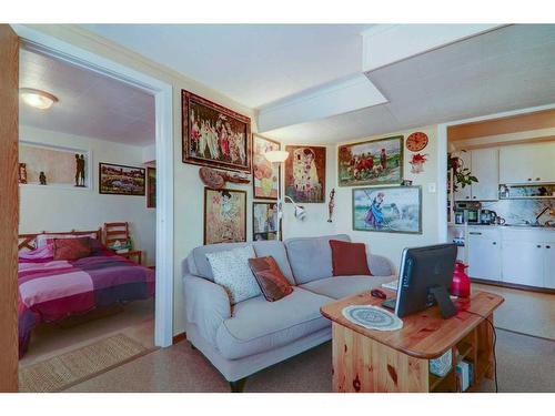 1135 Jamieson Avenue Ne, Calgary, AB - Indoor Photo Showing Living Room