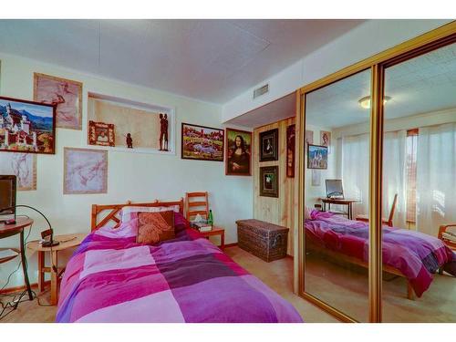 1135 Jamieson Avenue Ne, Calgary, AB - Indoor Photo Showing Bedroom