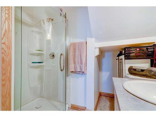 1135 Jamieson Avenue Ne, Calgary, AB - Indoor Photo Showing Bathroom