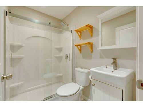 647 Mahogany Boulevard Se, Calgary, AB - Indoor Photo Showing Bathroom