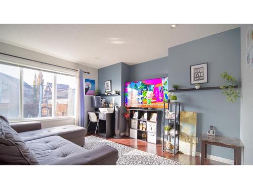 468 Copperpond Boulevard Se, Calgary, AB - Indoor Photo Showing Living Room