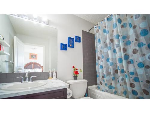 468 Copperpond Boulevard Se, Calgary, AB - Indoor Photo Showing Bathroom