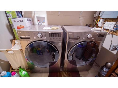 468 Copperpond Boulevard Se, Calgary, AB - Indoor Photo Showing Laundry Room