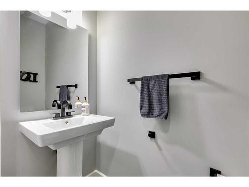 206 Yorkville Green Sw, Calgary, AB - Indoor Photo Showing Bathroom