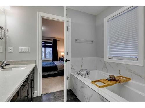 206 Yorkville Green Sw, Calgary, AB - Indoor Photo Showing Bathroom