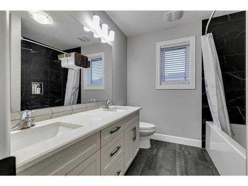 206 Yorkville Green Sw, Calgary, AB - Indoor Photo Showing Bathroom