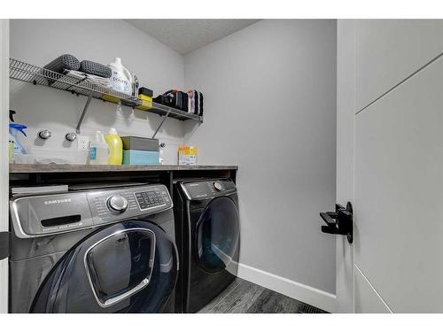 206 Yorkville Green Sw, Calgary, AB - Indoor Photo Showing Laundry Room