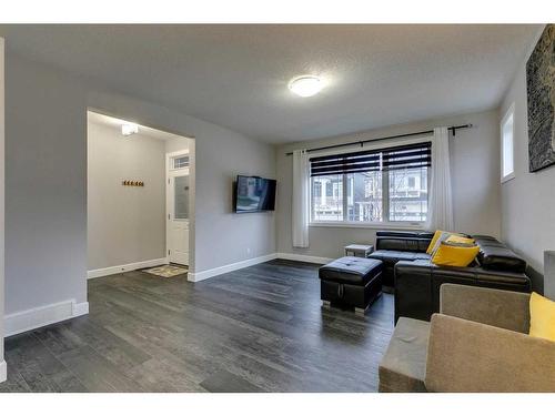 206 Yorkville Green Sw, Calgary, AB - Indoor Photo Showing Living Room