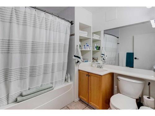 541 Regal Park Ne, Calgary, AB - Indoor Photo Showing Bathroom