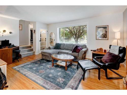 541 Regal Park Ne, Calgary, AB - Indoor Photo Showing Living Room