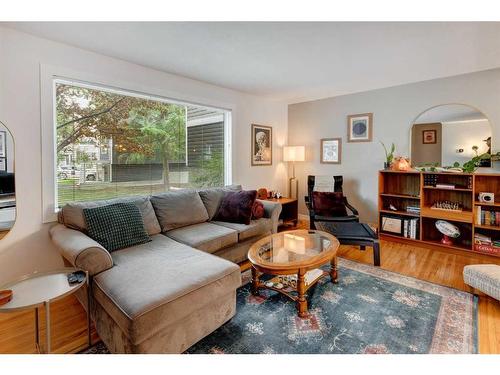 541 Regal Park Ne, Calgary, AB - Indoor Photo Showing Living Room