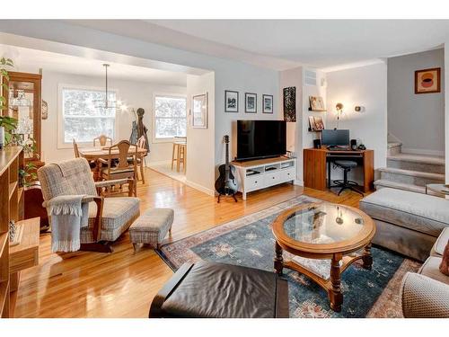 541 Regal Park Ne, Calgary, AB - Indoor Photo Showing Living Room