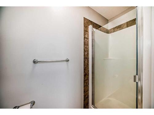 137 Willowmere Way, Chestermere, AB - Indoor Photo Showing Bathroom