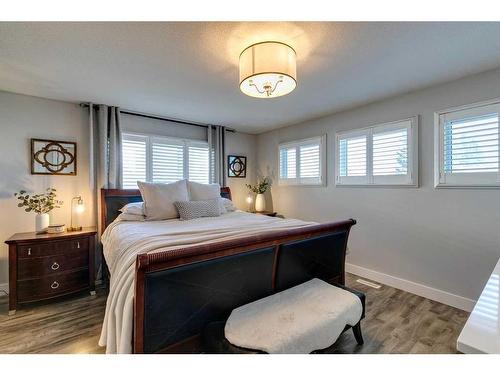 88 Woodfield Crescent Sw, Calgary, AB - Indoor Photo Showing Bedroom