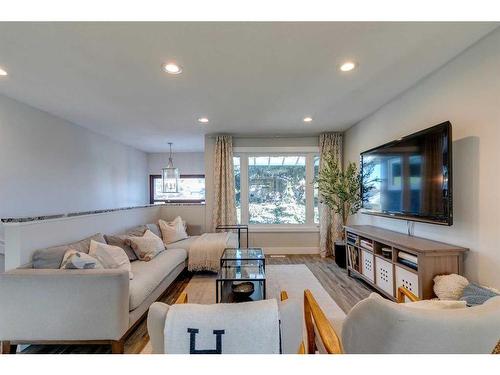 88 Woodfield Crescent Sw, Calgary, AB - Indoor Photo Showing Living Room