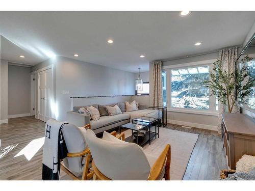 88 Woodfield Crescent Sw, Calgary, AB - Indoor Photo Showing Living Room