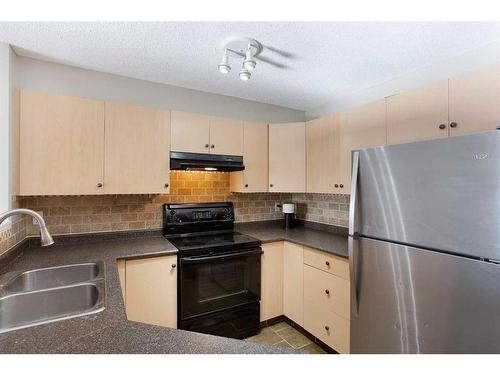 211-17 Country Village Bay Ne, Calgary, AB - Indoor Photo Showing Kitchen With Double Sink