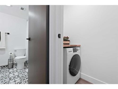 605-1330 15 Avenue Sw, Calgary, AB - Indoor Photo Showing Laundry Room