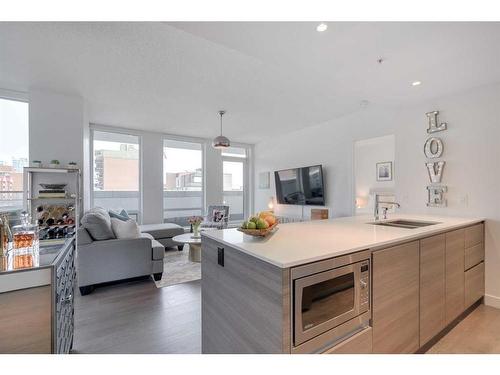 304-1501 6 Street Sw, Calgary, AB - Indoor With Fireplace