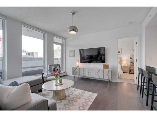 304-1501 6 Street Sw, Calgary, AB - Indoor Photo Showing Living Room