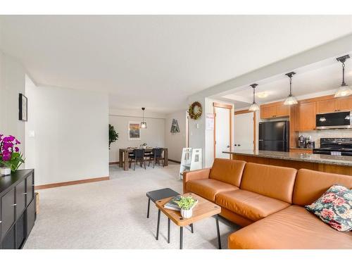 212-315 50 Avenue Sw, Calgary, AB - Indoor Photo Showing Living Room